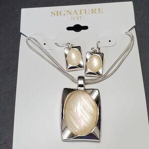 *Sale* Signature NYC silver tone shimmery stone matching earring necklace set